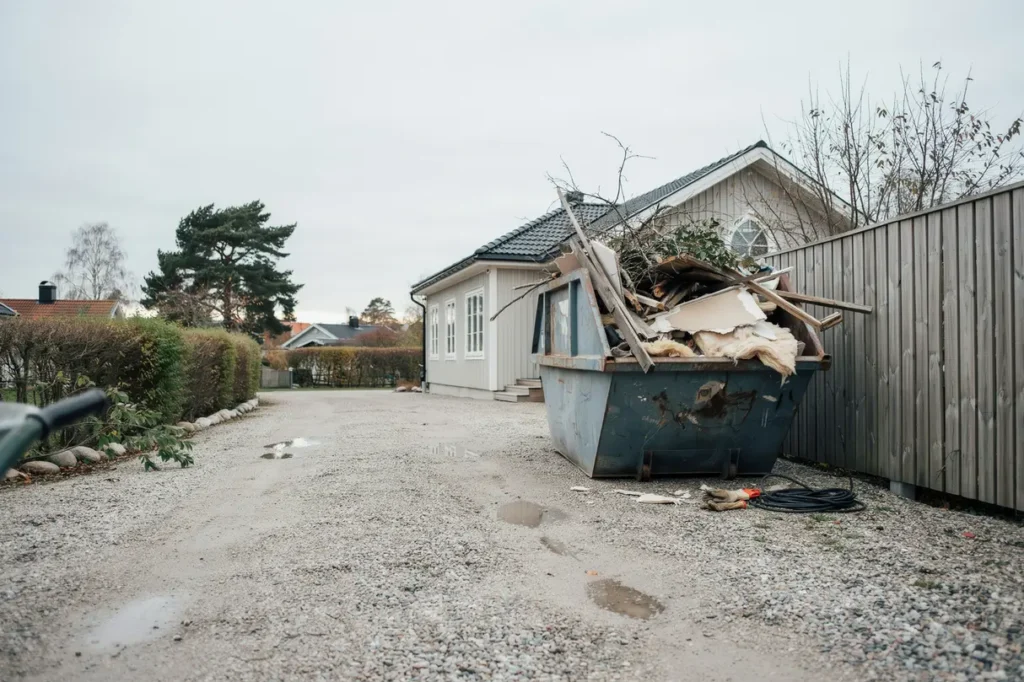 hyra container till villan s v ljer du r tt l sning f r tr dg rdsrens renovering och grovavfall